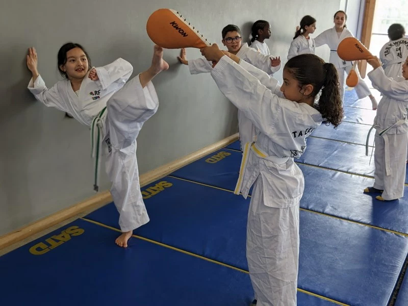 enfant coup de pied sur raquette taekwon-do